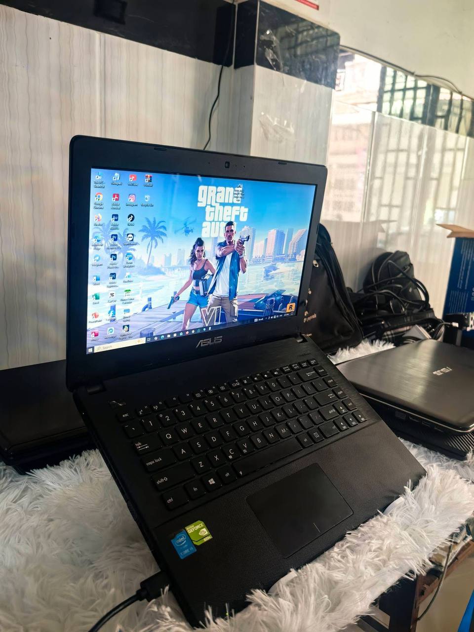 华硕笔记本电脑(129美元)- 12GB DDR3内存 - 第四代酷睿i5处理器 - 128GB固态硬盘 - 500GB机械硬盘 - 英特尔4G集成显卡 - 英伟达GeForce 920M 2G独立显卡